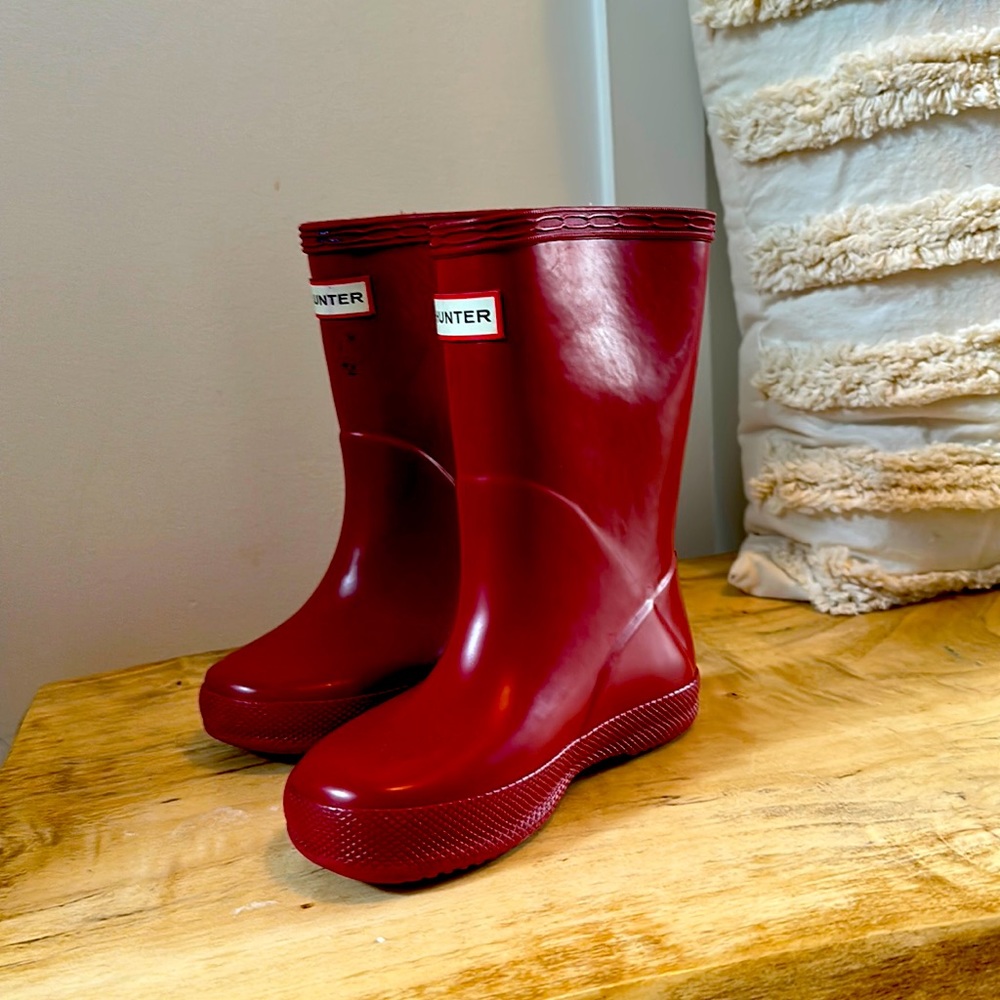 Trending Hunter Rain Boot. Kids size T7